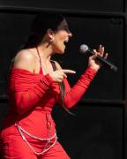 Singer in red - Guy Machan